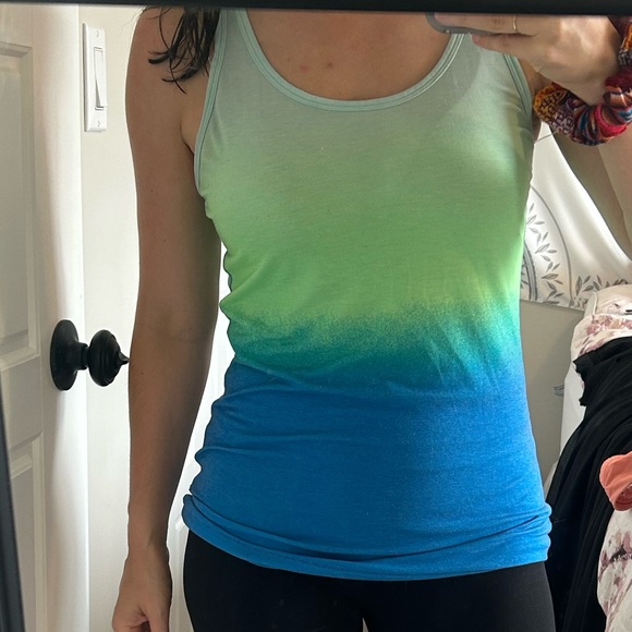 BUNDLE: three small women’s workout tanks - Picture 5 of 8